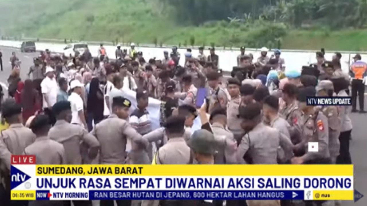 Ratusan warga Sumedang berunjuk rasa di jalan tol Cisumdawu menuntuk hak mereka