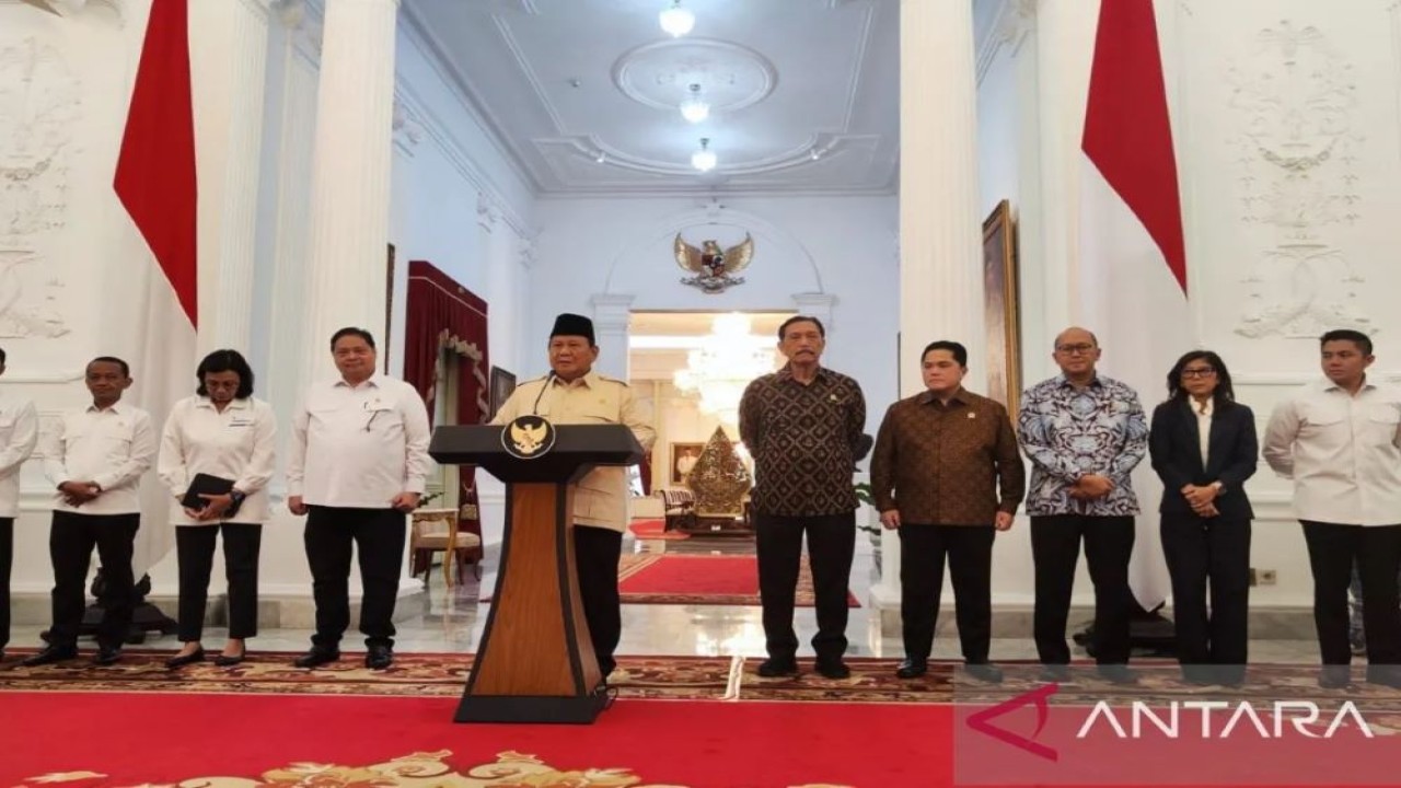 Presiden Prabowo Subianto mengumumkan sejumlah kebijakan sektor ekonomi di Istana Merdeka, Jakarta, Senin (17/2/2025). ANTARA/Mentari Dwi Gayati