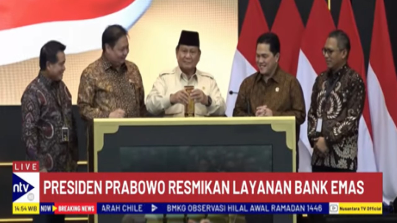 Presiden Prabowo Subianto memasukkan emas ke dalam kotak menandakan peresmian layanan bank emas.