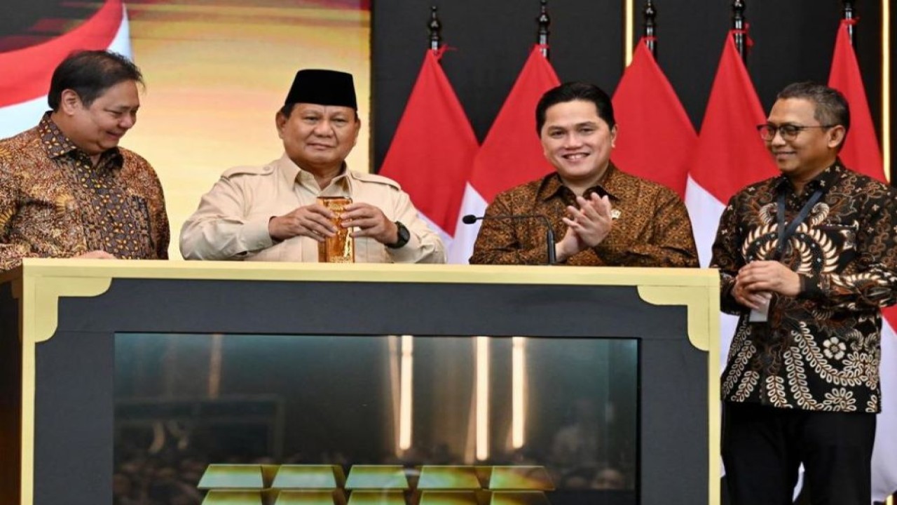 Presiden Prabowo Subianto didampingi oleh Menko Perekonomian Airlangga Hartarto, Menteri BUMN Erick Thohir, Dirut Pegadaian Damar Latri Setiawan & Dirut BSI Hery Gunardi meresmikan layanan bank emas/Foto: Istimewa