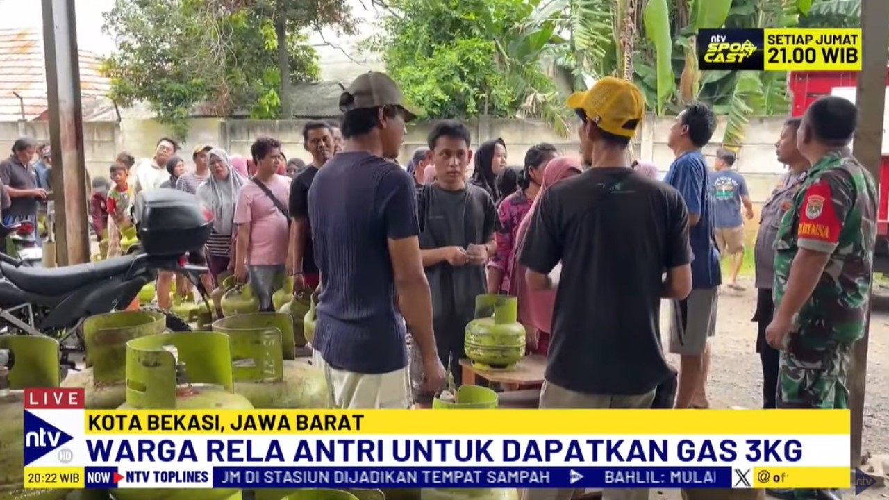 Warga rela mengantre demi mendapatkan gas elpiji 3 kg yang sulit ditemukan beberapa waktu belakangan.