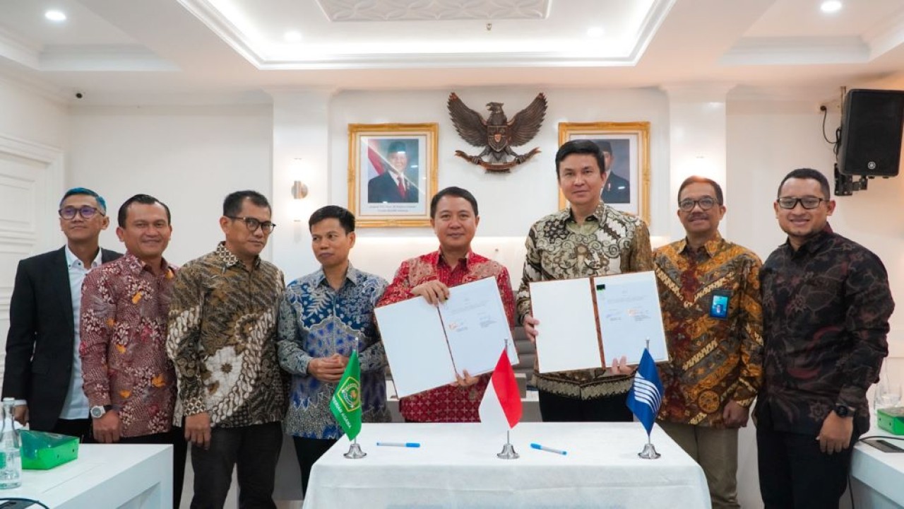 Direktur Utama Garuda Indonesia, Wamildan Tsani Panjaitan dan Direktur Jenderal Penyelenggaraan Haji dan Umrah Kementerian Agama RI, Hilman Latief melakukan Penandatanganan Perjanjian Kerja Sama Pengangkutan Udara Jemaah Haji Reguler 1446 H/2025 M/Foto: Istimewa