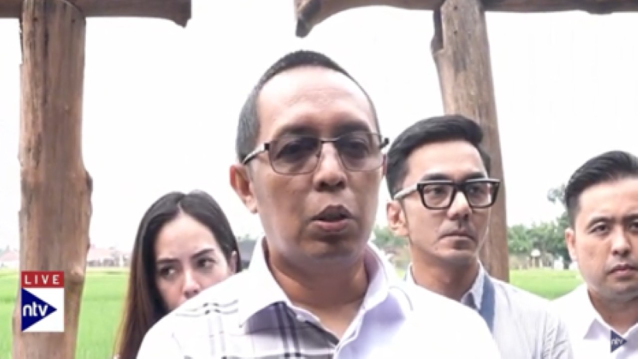 Kepala Kantor Komunikasi Kepresidenan, Hasan Nasbi memberikan keterangan pers soal sikap pemerintah terhadap penegakkan hukum dalam kasus korupsi minyak mentah