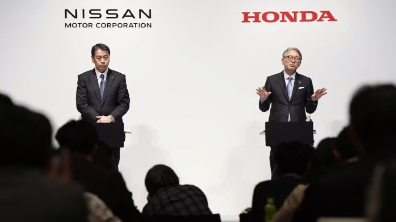 Makoto Uchida, Presiden dan CEO Nissan Motor, dan Toshihiro Mibe, Presiden dan CEO Honda Motor, menghadiri konferensi pers bersama mereka di Tokyo, Jepang, pada 15 Maret 2024. (Foto: Kyodo via Reuters)