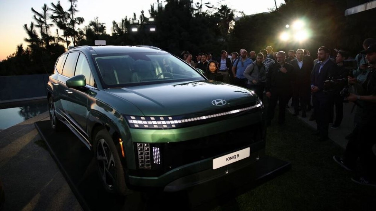 SUV listrik Hyundai Ioniq 9 diluncurkan pada acara Hyundai di Hollywood Hills di Los Angeles, California, Amerika Serikat, 20 November 2024. (Foto: Daniel Cole/Reuters)