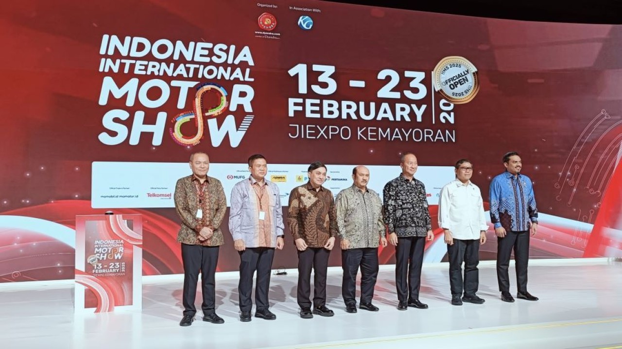 Menperin Agus Gumiwang Kartasasmita resmi menbuka pameran otomotif Indonesia International Motor Show (IIMS) 2025, pada Kamis, 13 Februari di JIExpo Kemayoran, Jakarta Utara. (Foto:Adiantoro/NTV)