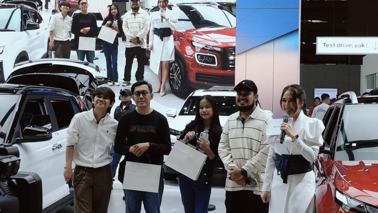 PT Hyundai Motors Indonesia (HMID) menghadirkan dua komika terkenal, Indra Jegel dan Rigen Rakelna di IIMS 2025. (Foto: Adiantoro/NTV)