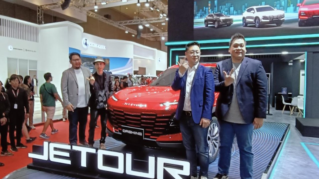 Jetour memperkenalkan tiga varian warna baru untuk model Dashing di ajang IIMS 2025. (Foto: Adiantoro/NTV)