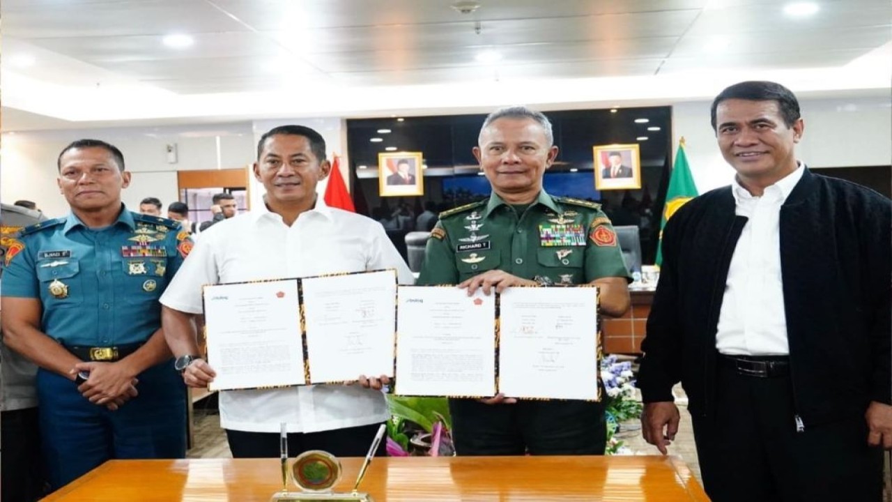 Kasum TNI Letjen TNI Richard Tampubolon menyaksikan penandatanganan Perjanjian Kerja Sama (PKS) antara Perusahaan Umum (Perum) Badan Urusan Logistik (Bulog) dengan Tentara Nasional Indonesia, bertempat di Ruang Pola, Gedung A Kementerian Pertanian, Jakarta Selatan, Senin (10/02/2025)/Foto: Puspen TNI