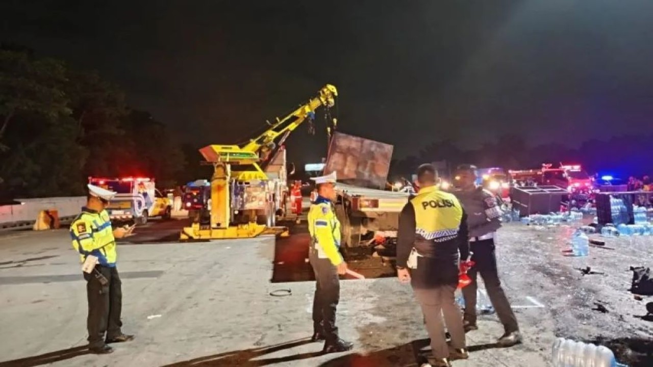 Petugas Kepolisian melakukan penanganan di lokasi kejadian di Gerbang Tol Ciawi, Kelurahan Katulampa, Kota Bogor, Jawa Barat, Rabu (5/2/2025). (Foto: ANTARA/HO-Polresta Bogor Kota)