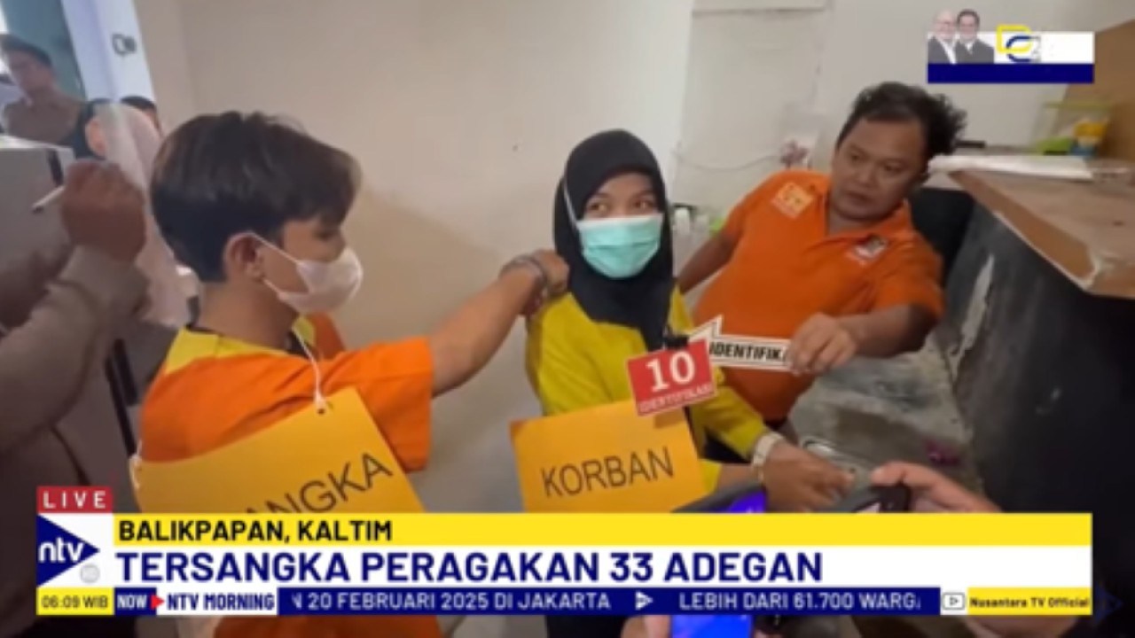 Tersangka MRS memperagakan salah satu adegan pembunuhan karyawati di Balikpapan saat reka ulang