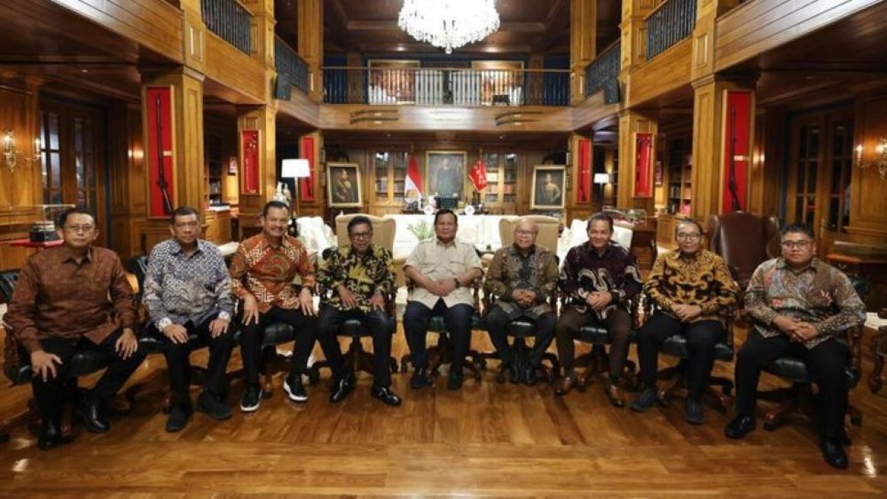 Presiden Prabowo Subianto mengadakan diskusi dengan puluhan pemimpin redaksi media massa serta tokoh senior jurnalistik di kediamannya, Padepokan Garuda Yaksa di Hambalang, Bogor, Jawa Barat pada Sabtu 22 Februari 2025.