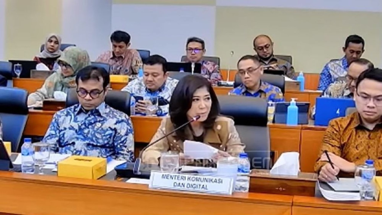 Menkomdigi Meutya Hafid dalam rapat kerja dengan Komisi I DPR di Kompleks Parlemen, Senayan, Jakarta, Selasa (4/2/2025). (Foto: Tangkapan layar)