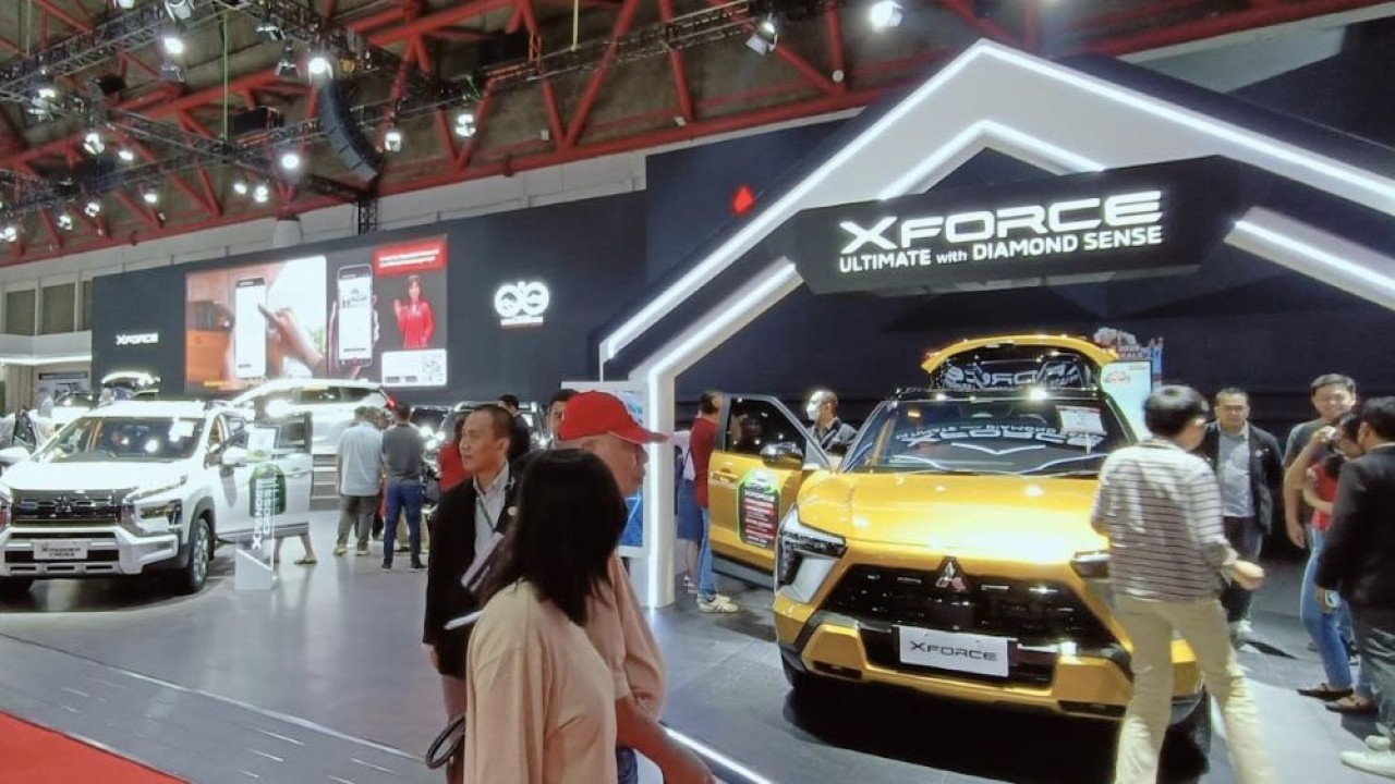 PT Mitsubishi Motors Krama Yudha Sales Indonesia (MMKSI) turut berpartisipasi dalam ajang pameran otomotif IIMS 2025, di JIExpo Kemayoran, Jakarta, pada 13-23 Februari. (Foto: Adiantoro/NTV)