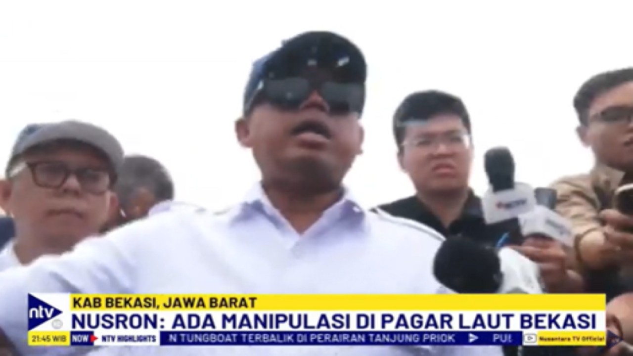 Menteri ATR/BPN Nusron Wahid meninjau wilayah pagar laut di Bekasi yang diduga menyerobot lahan milik warga