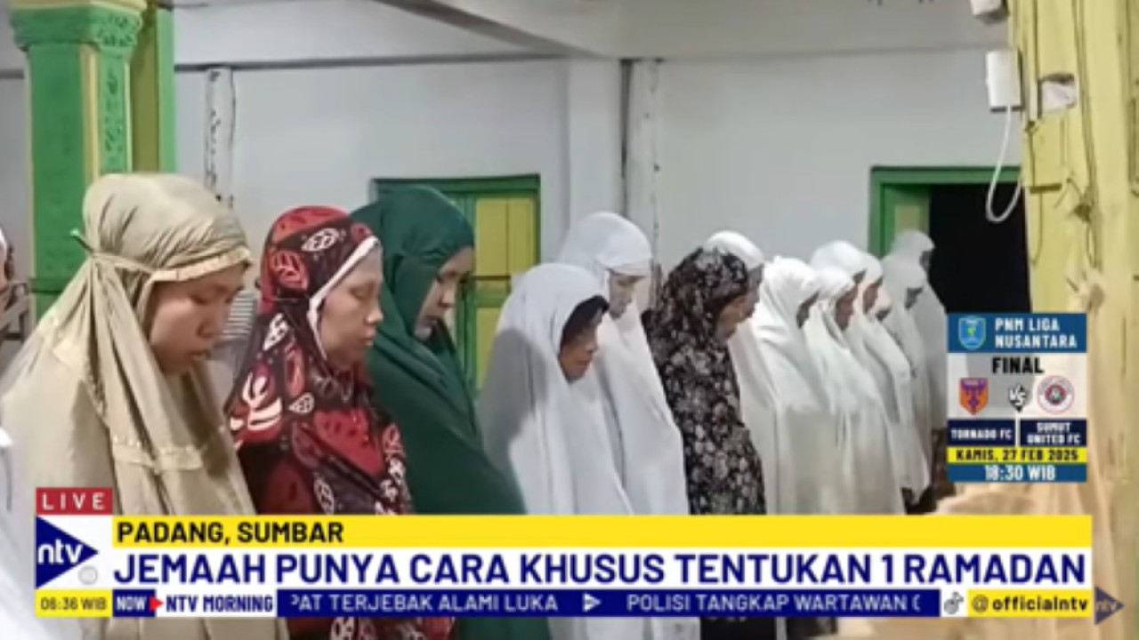 Jemaah Naqsyabandiyah di Padang melaksanakan salat tarawih pertama pada Rabu (26/2/2025)