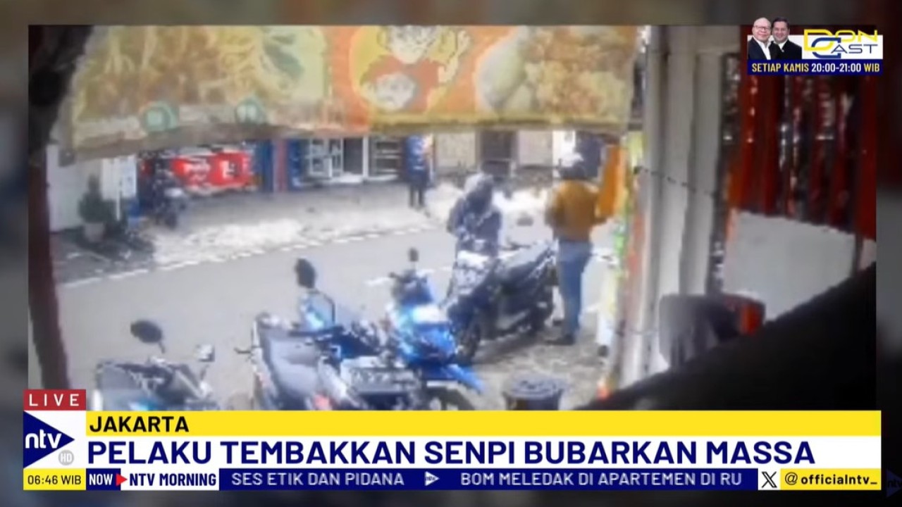 Pelaku pencurian motor berhasil melarikan diri karena tidak ada warga yang berani mendekat setelah tembakan dilepaskan.