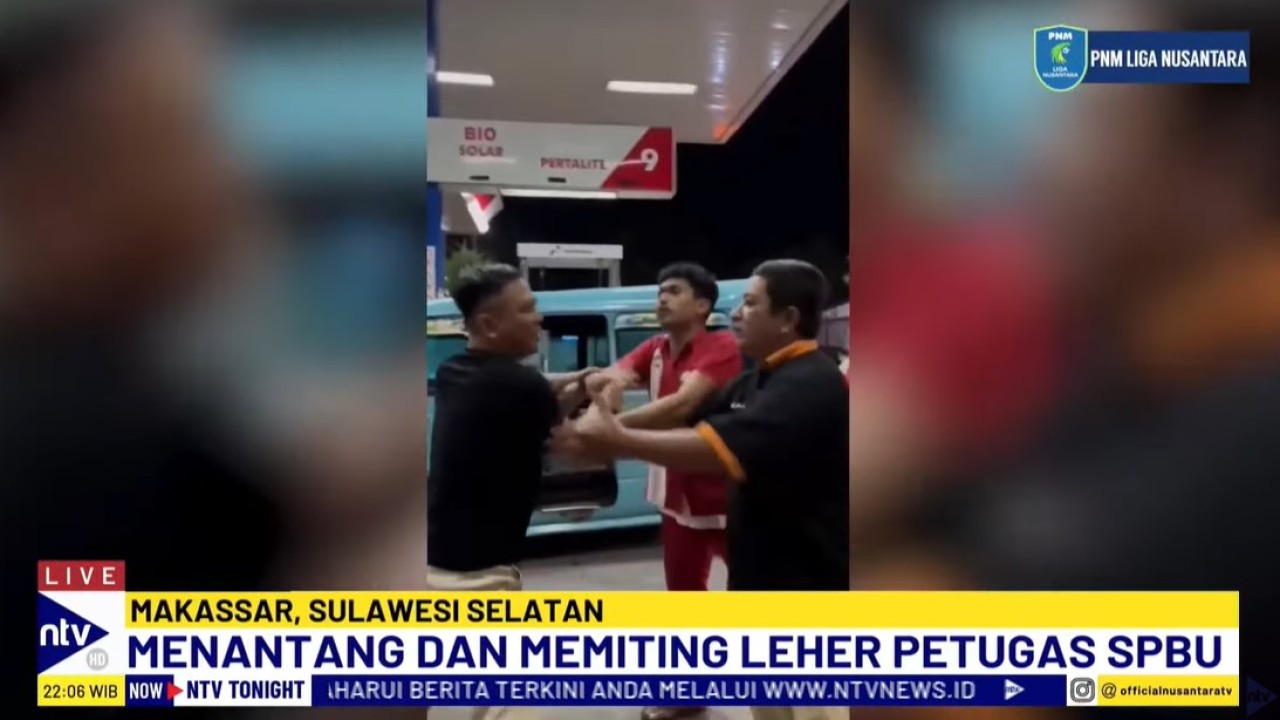 Seorang pengendara mobil bersikap arogan dan terlibat pertengkaran dengan petugas SPBU di Jalan Perintis Kemerdekaan, Kota Makassar, Sulawesi Selatan.