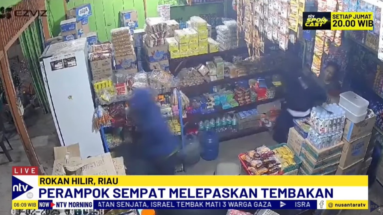 Perampok bersenjata api menyatroni sebuah toko kelontong di Kabupaten Rokan Hilir, Riau.