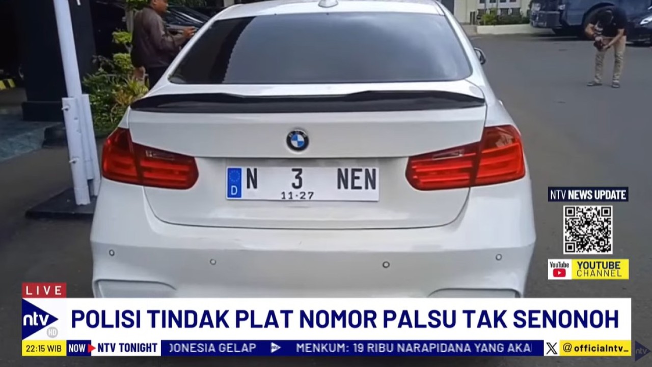 Viral mobil BMW dengan plat tak senonoh di Malang, Jawa Timur.