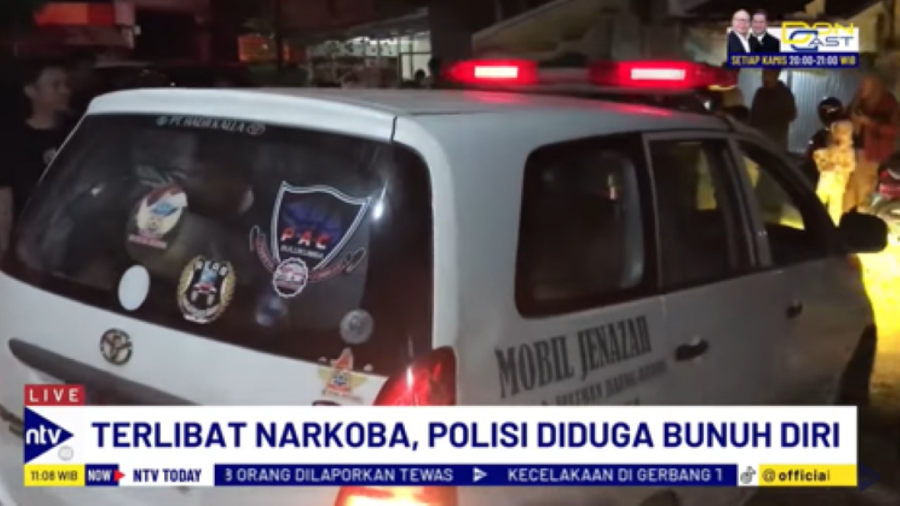 Ambulans membawa jenazah Aipda Arham polisi yang mengakhiri hidupnya usai ditangkap BNN terkait dugaan kasus narkoba