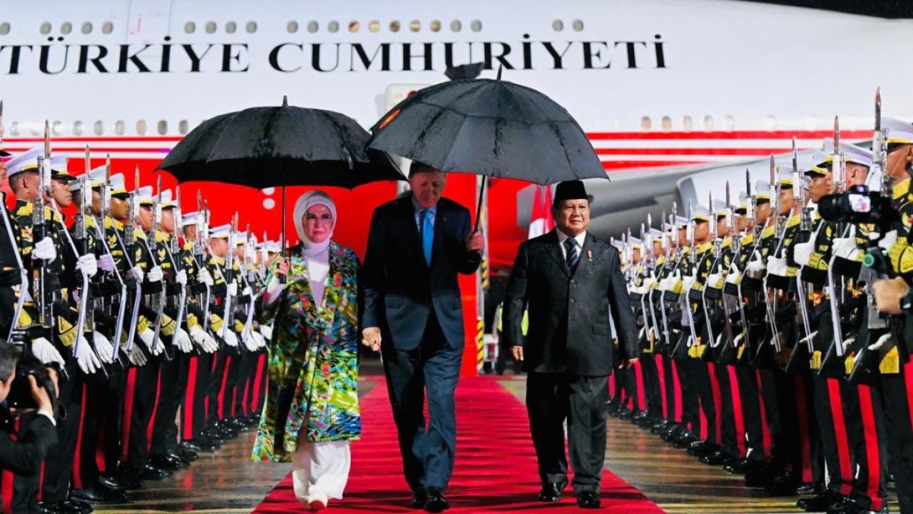 Presiden Prabowo Subianto menyambut kedatangan Presiden Turkiye, Recep Tayyip Erdogan beserta Ibu Emine Erdogan di Pangkalan TNI AU Halim Perdanakusuma, Jakarta, pada Selasa, 11 Februari 2025. (Foto: BPMI Setpres/Laily Rachev)