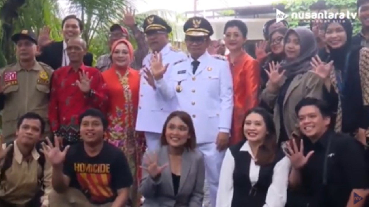 Gubernur dan Wakil Gubernur Jakarta, Pramono Anung dan Rano Karno didampingi istri berfoto bersama dengan para awak media