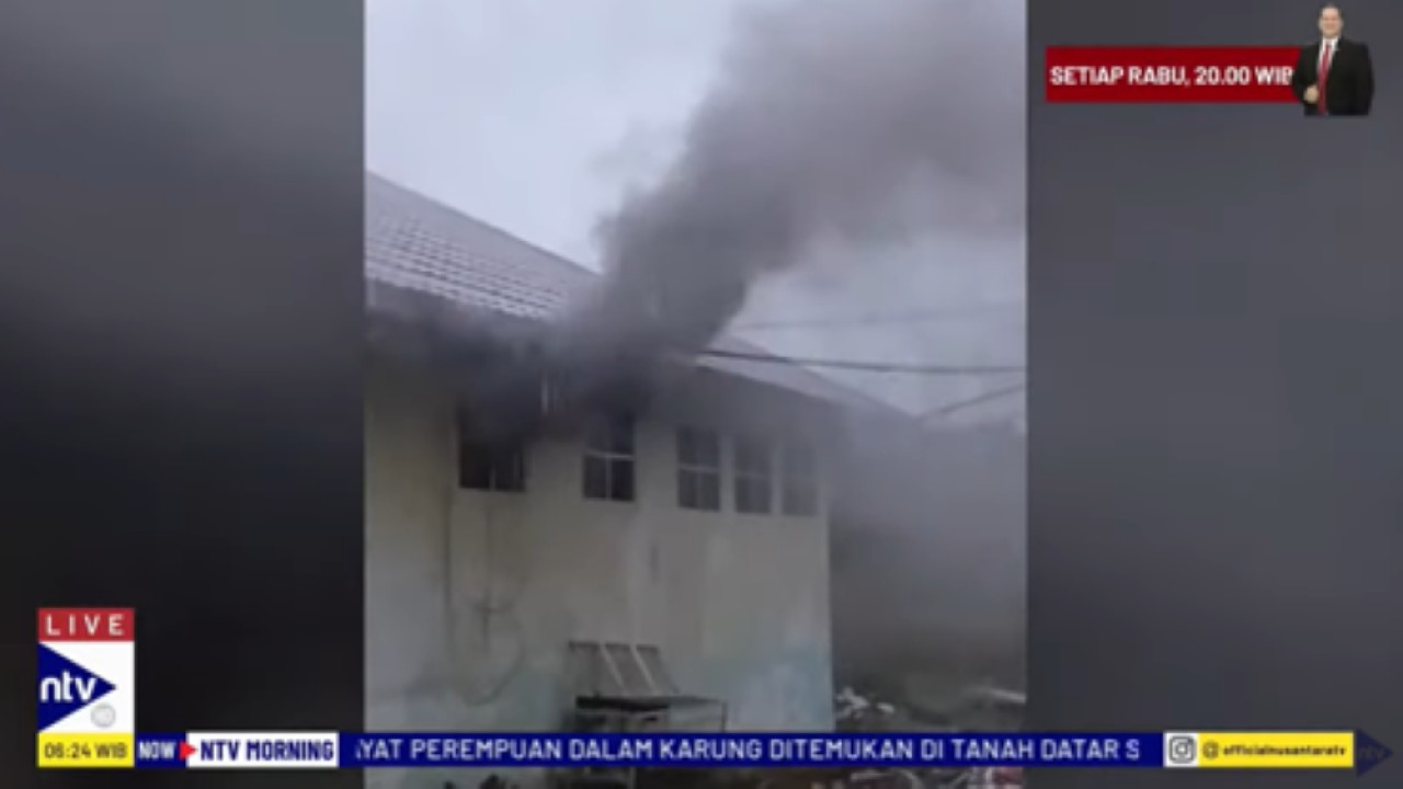 Asap mengepul dari salah satu ruangan di RSUD Menggala, Tulang Bawang, Lampung yang terbakar