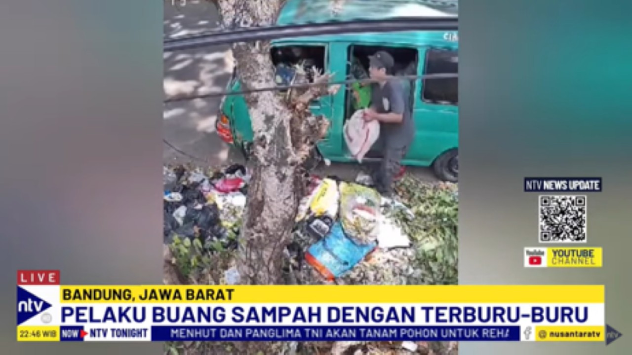 Seorang sopir angkot membuang sampah belasan karung di pinggir jalan kota Bandung