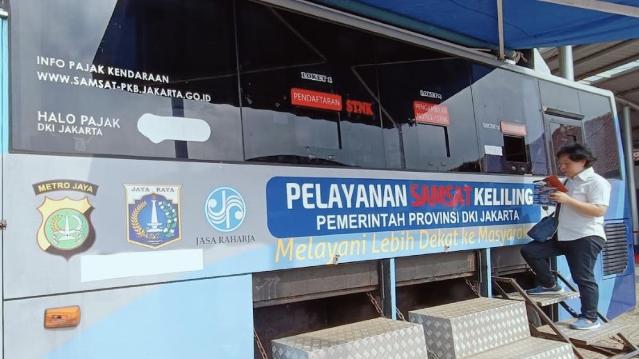 Bus layanan Samsat keliling tersedia di IIMS 2025. (Foto: Adiantoro/NTV)