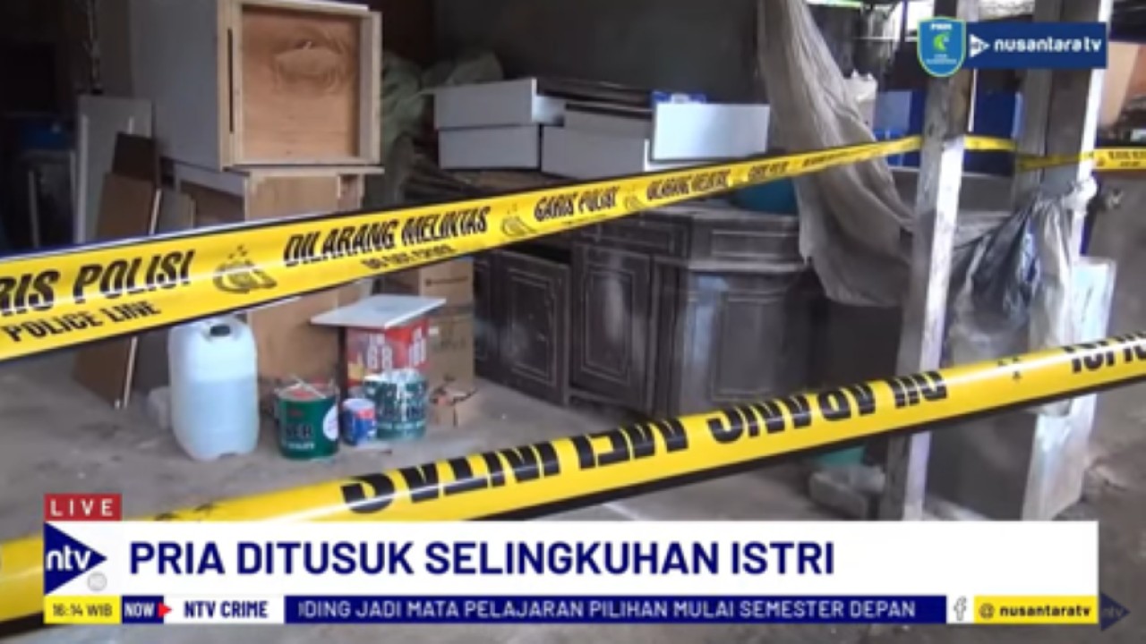 Tempat kejadian perkara pembunuhan suami sah oleh selingkuhan istrinya di Jalan Abdi II Malaka Ciracas, Jakarta Timur dipasangi garis polisi