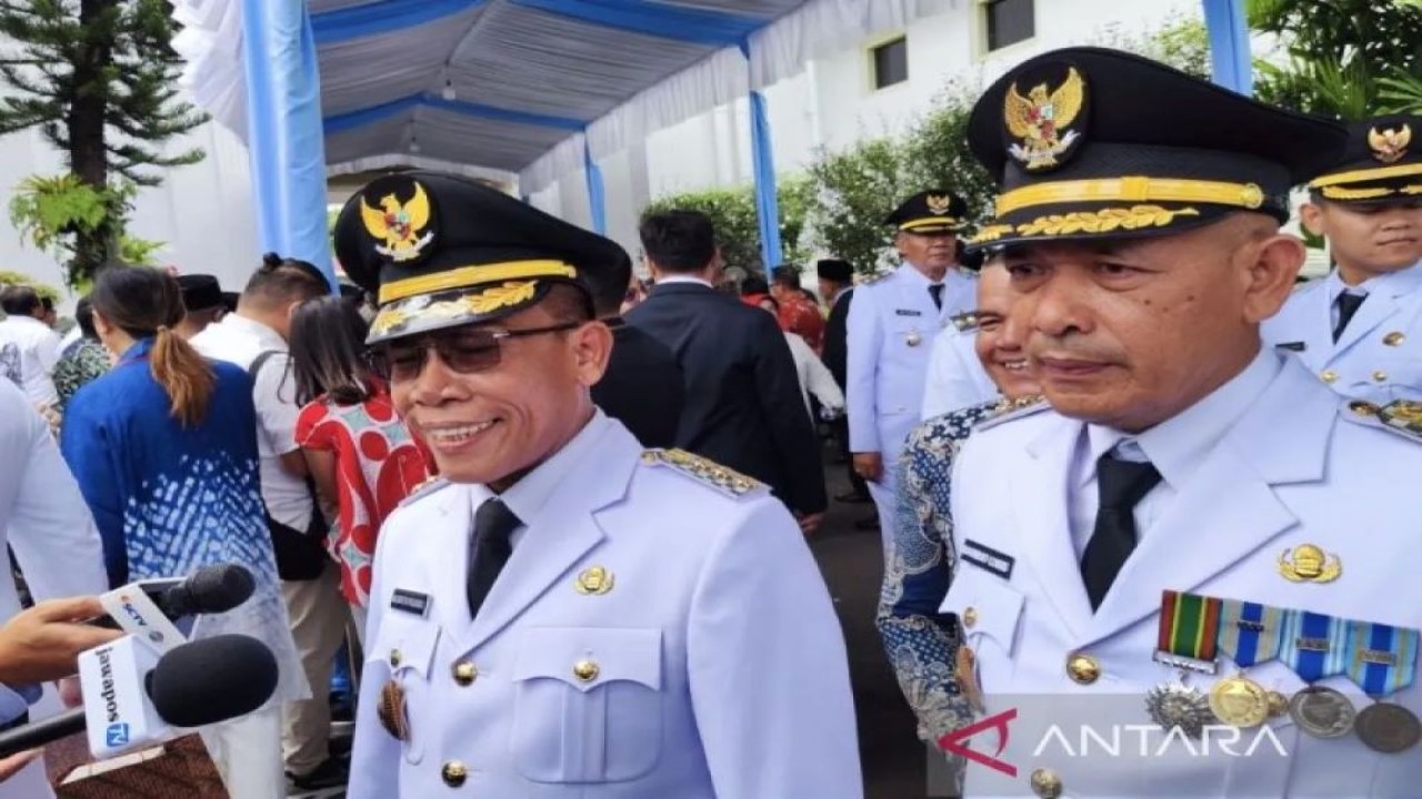 Bupati Tapanuli Tengah Masinton Pasaribu (dua kanan) menjawab pertanyaan wartawan saat dia ditemui setelah acara pelantikan kepala daerah serentak di Kompleks Istana Kepresidenan, Jakarta, Kamis (20/2/2025). ANTARA/Mentari Dwi Gayati.