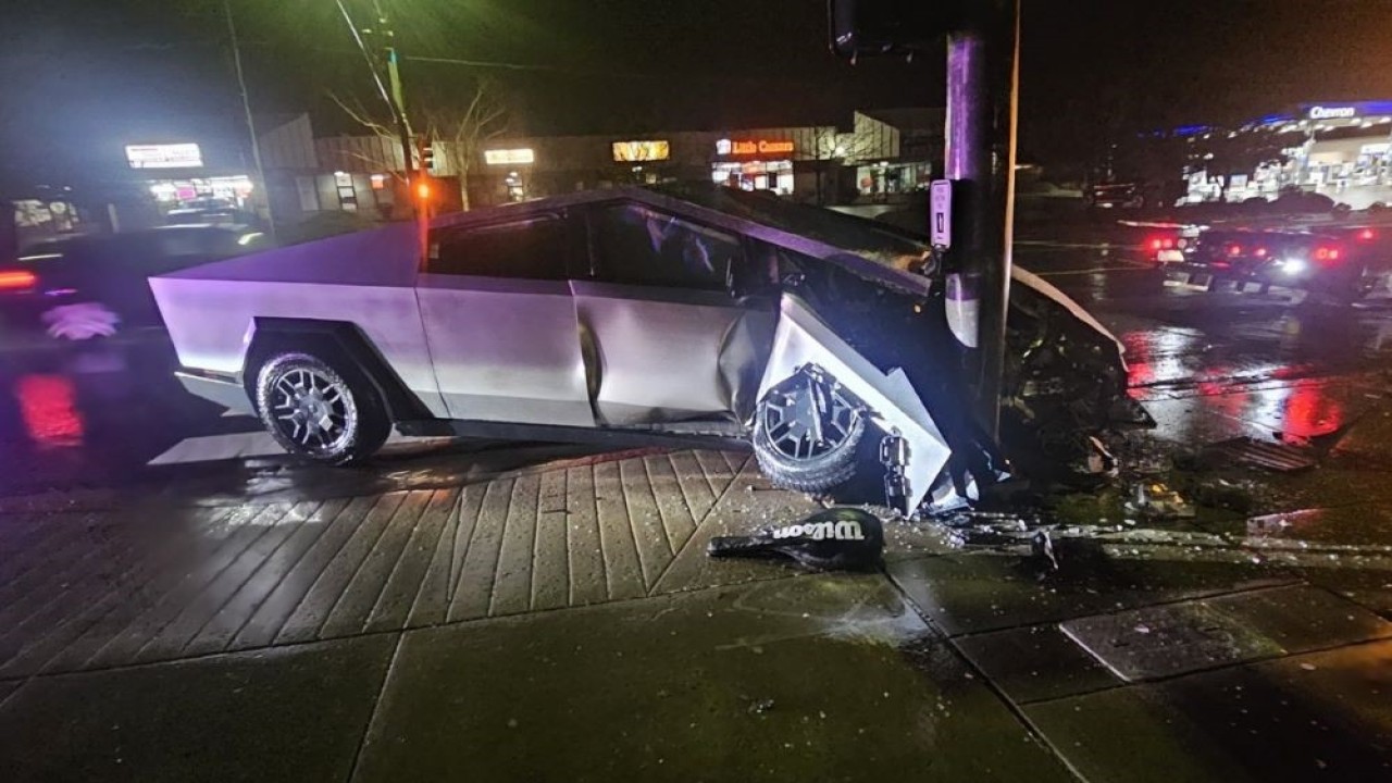 Tesla Cybertruck menabrak trotoar dan akhirnya menghantam tiang listrik. (Foto: Istimewa via ArenaEV)