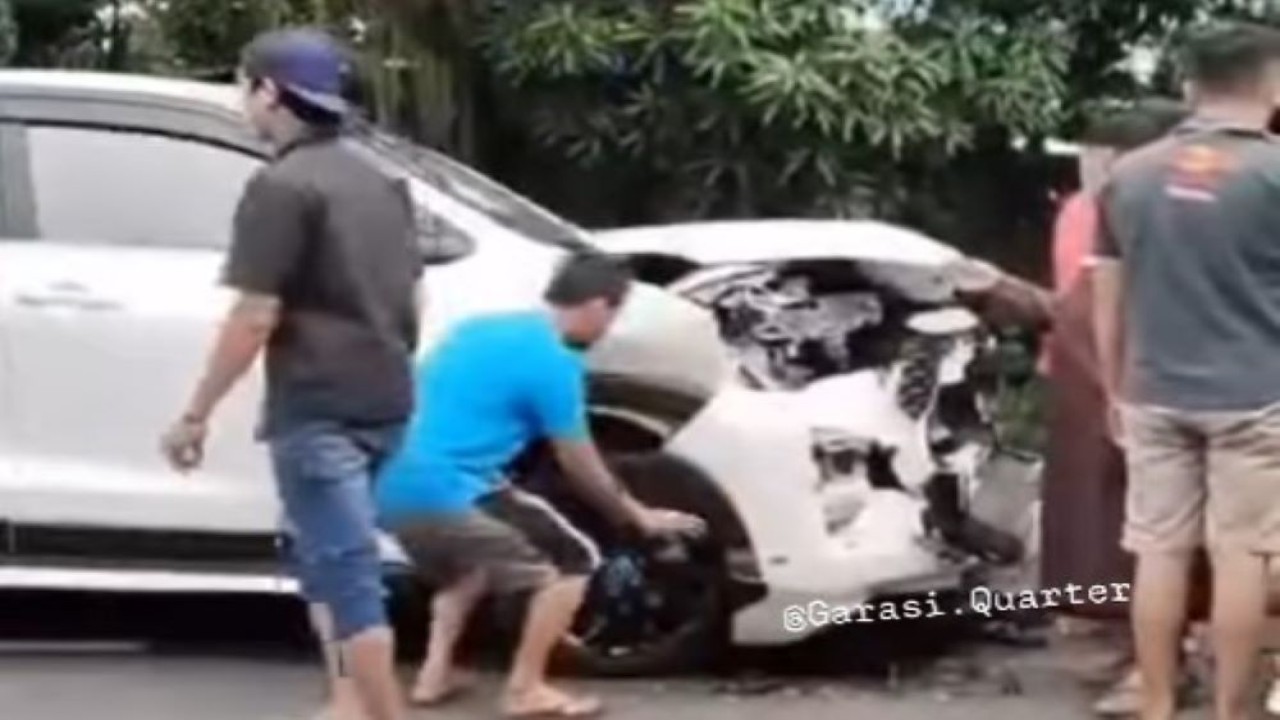 Mobil Innova Zenix mengalami kerusakan yang sangat parah dibandingkan dengan Honda HR-V. (Foto: Tangkapan layar Instagram @garasi.quarter)