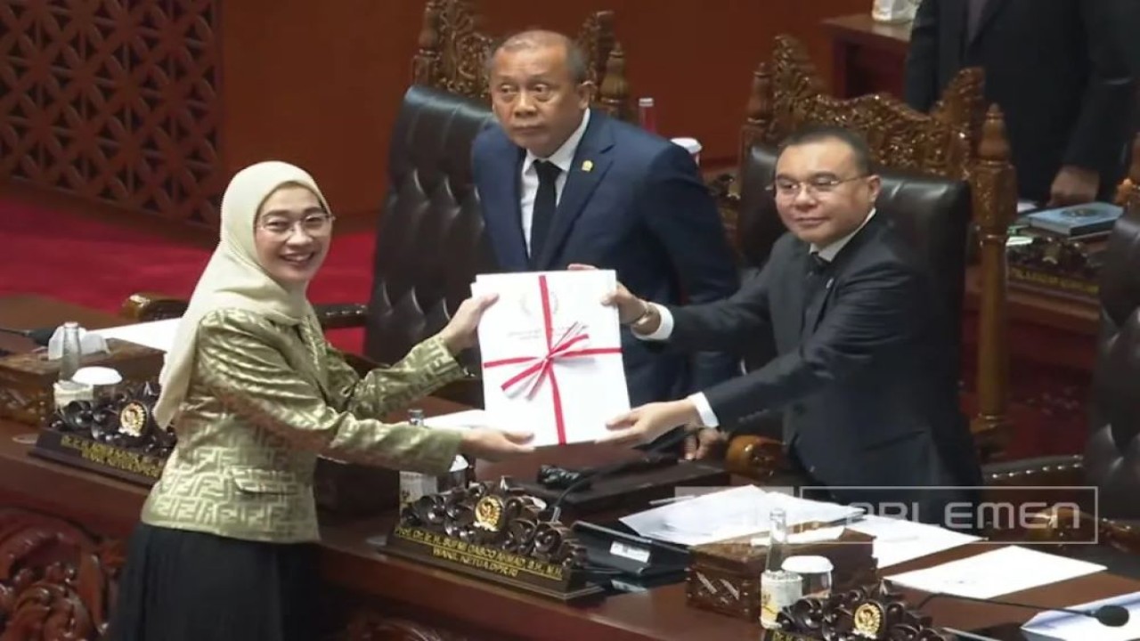 Tangkapan layar - Wakil Ketua DPR RI Sufmi Dasco Ahmad (kanan) bersama Wakil Ketua DPR RI Saan Mustopa (tengah) berfoto bersama dengan Ketua Komisi VI DPR RI Anggia Ermarini sebelum menyetujui RUU BUMN menjadi undang-undang, di kompleks parlemen, Senayan, Jakarta, Selasa (4/2/2025). (ANTARA/Rio Feisal)