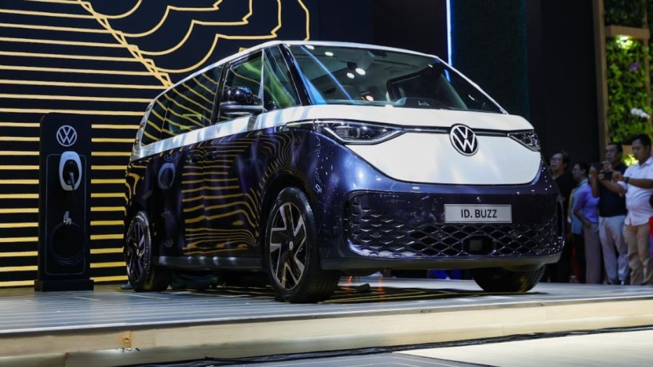 Volkswagen Indonesia resmi meluncurkan The All-Electric ID. Buzz LWB di IIMS 2025. (Foto: Adiantoro/NTV)