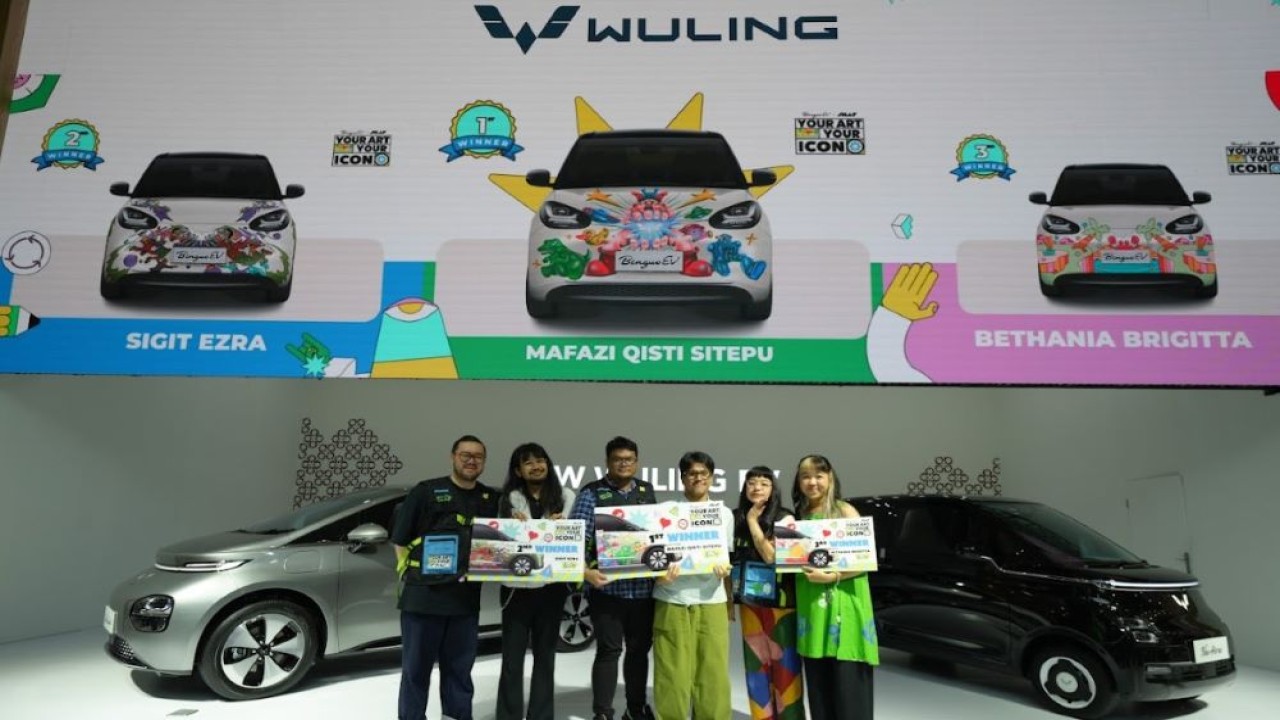 Ketiga pemenang bersama para juri di acara pengumuman pemenang kompetisi "Your Art Your Icon". (Foto: Istimewa/Wuling)