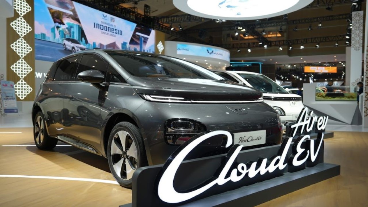 Wuling Motors (Wuling) meluncurkan New Cloud EV di IIMS 2025. (Foto: Istiewa/Wuling)