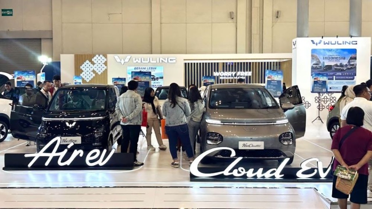 Wuling menghadirkan New Air ev dan New Cloud EV di BCA Expoversary. (Foto: Adiantoro/NTV)