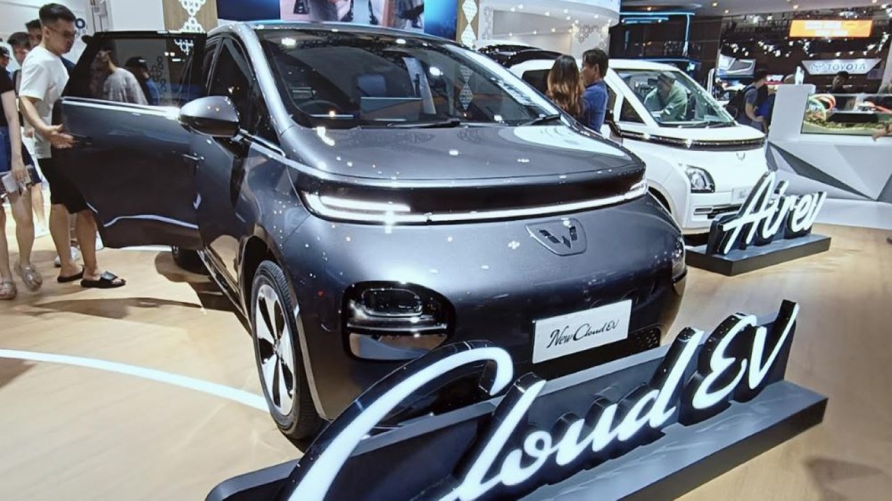 Wuling New Air EV dan New Cloud EV di IIMS 2025. (Foto: Adiantoro/NTV)