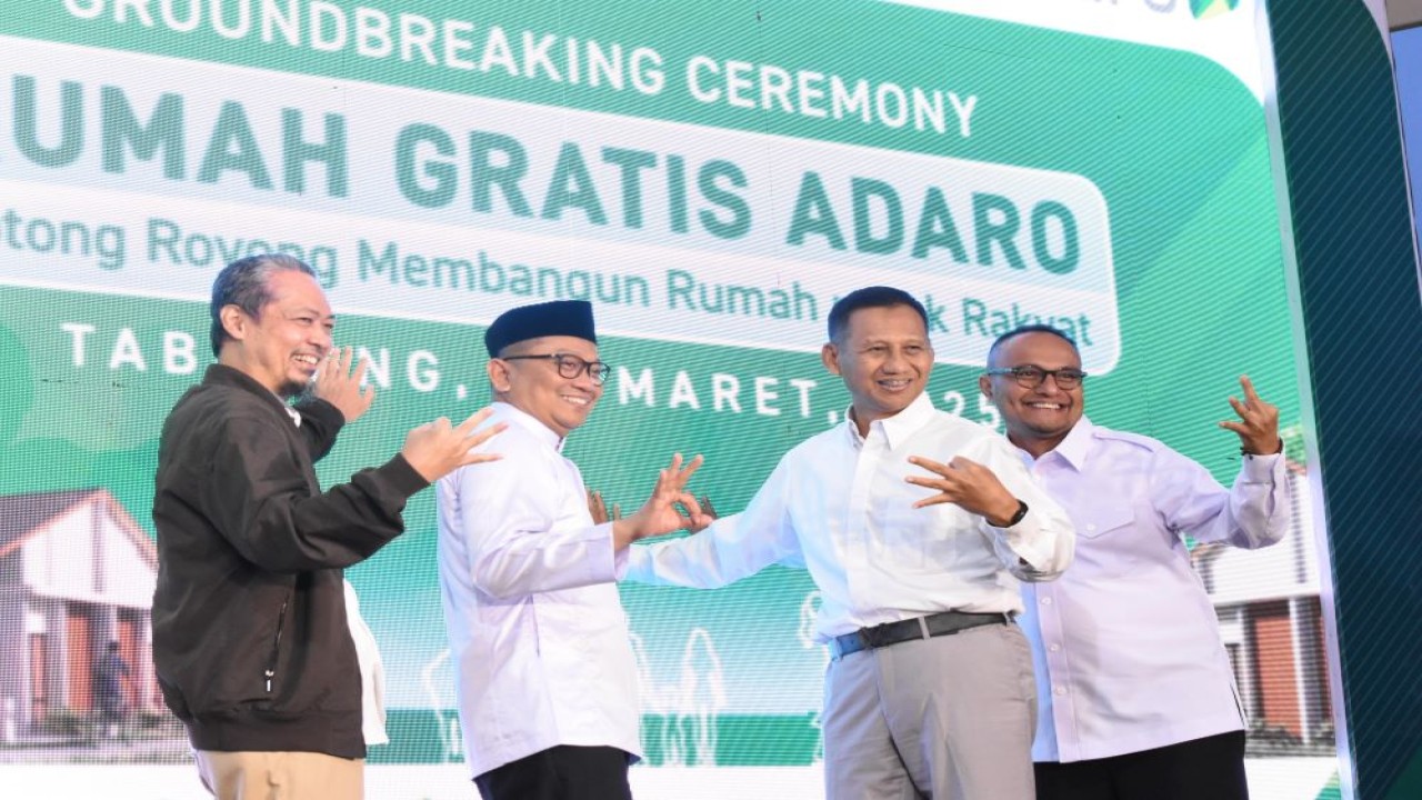 Direktur Jenderal Perumahan Perdesaan Kementerian Perumahan dan Kawasan Permukiman (PKP) Imran, Direktur Pembinaan dan Pengusahaan Batubara Kementerian Energi dan Sumber Daya Mineral (ESDM) Surya Herjuna, Bupati Tabalong Muhammad Noor Rifani, dan Direktur PT Adaro Andalan Indonesia Tbk sekaligus Presiden Direktur PT Adaro Indonesia Priyadi melakukan groundbreaking menandai dimulainya pembangunan 500 rumah gratis bagi masyarakat berpenghasilan rendah (MBR) di beberapa area sekitar wilayah operasional Adaro/Foto: Istimewa