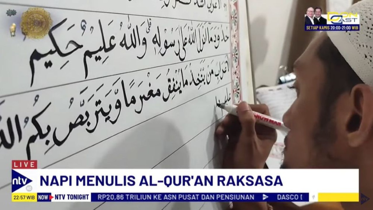 Para warga binaan di Lapas Kelas IIA Banyuwangi, Jawa Timur, membuat Al-Qur'an raksasa setinggi 1 meter dan lebar 70 cm.