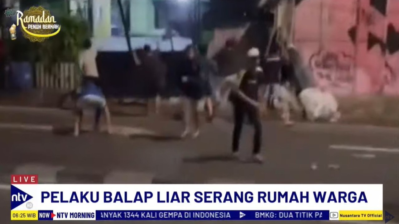 Pelaku balap liar serang rumah warga di Pasar Rebo, Jakarta Timur.