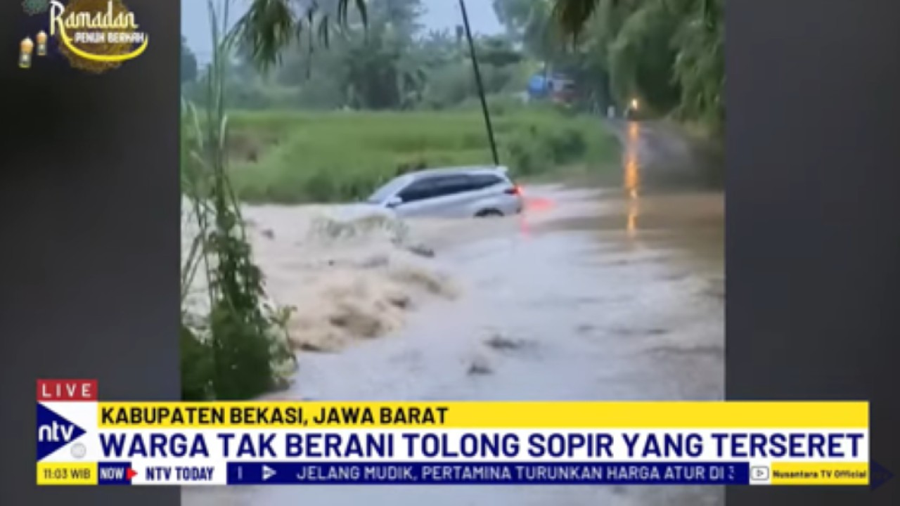 Mobil bersama supir di dalamnya terseret arus banjir di Bekasi