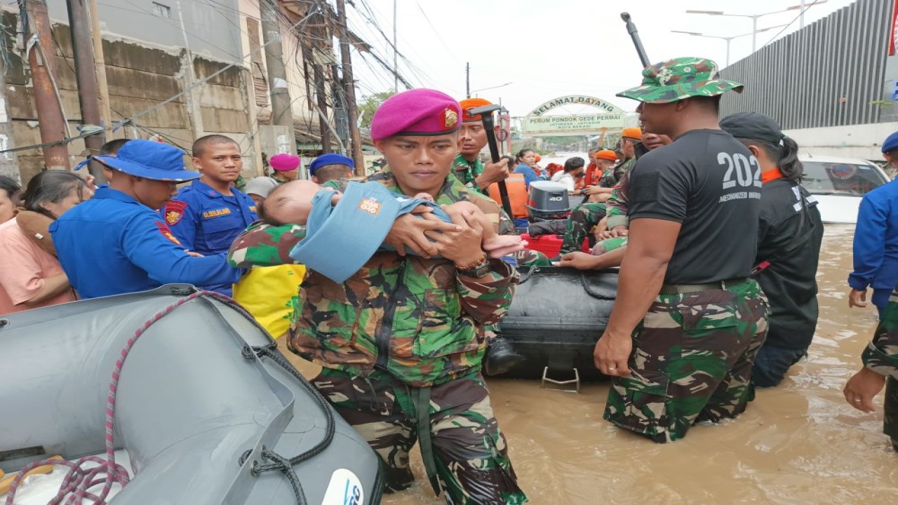 Marinir bantu evakuasi warga yang terjebak banjir/Foto: Dispen Kormar TNI Angkatan Laut