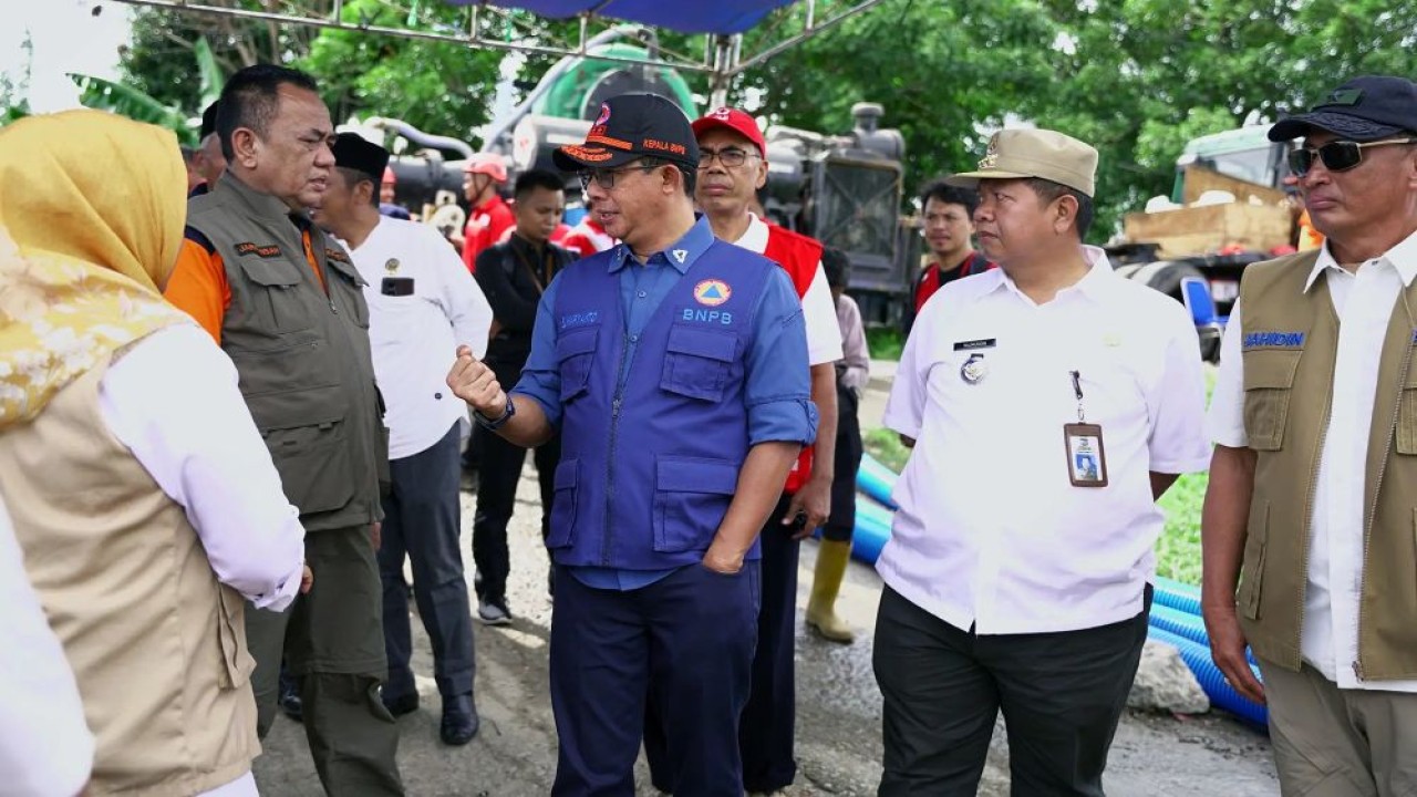 Kepala BNPB Suharyanto saat meninjau banjir di perumahan Sahara Indah Permai 3 di Desa Satria Jaya, Tambun Utara, Kabupaten Bekasi, Jawa Barat pada Jumat (7/3). (Foto: Bidang Komunikasi Kebencanaan/Apri Setiawan)