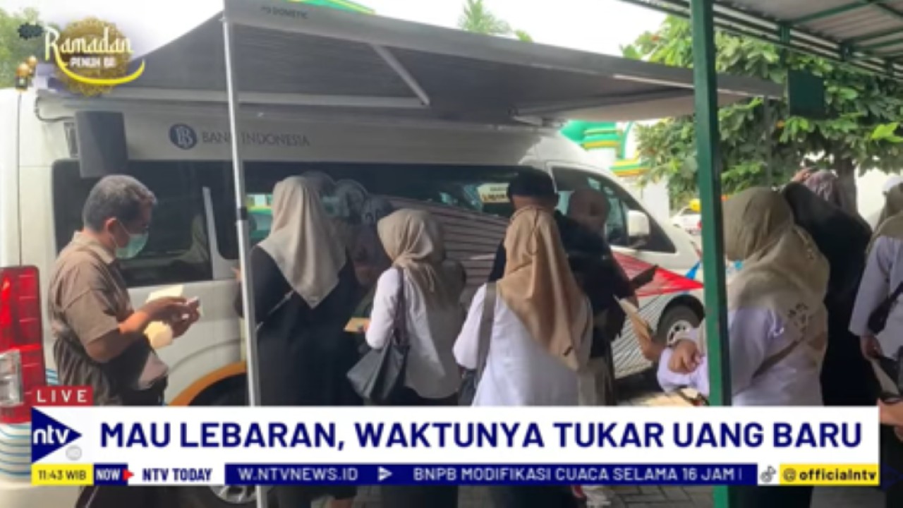 Mobil Keliling Bank Indonesia yang melayani penukaran uang baru langsung diserbu oleh warga Ponorogo