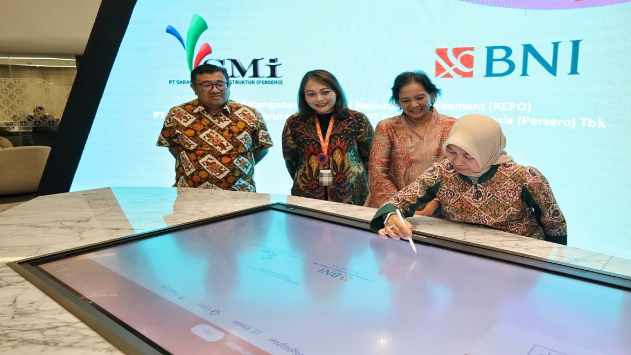 Penandatanganan kerja sama BNI dan SMI dilakukan oleh SEVP Treasury BNI Ita Tetralastwati dan Direktur Operasional dan Keuangan SMI Aradita Priyanti di Grha BNI, Jakarta/Foto: Istimewa