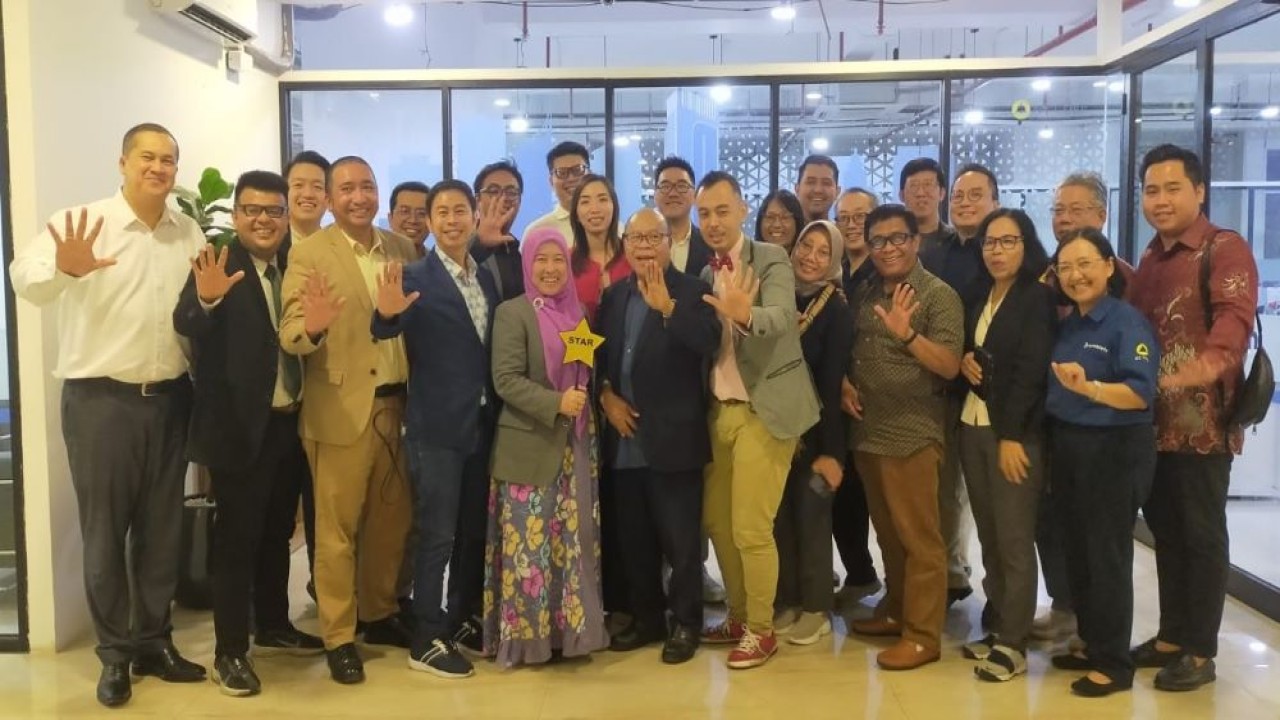 Presiden Direktur Nusantara TV, Don Bosco Selamun didampingi Direktur Program Nunung Setyani, Direktur Komersial Dede Apriadi berfoto bersama para member Star dari Business Network International yang datang menyambangi Nusantara TV di NT Tower Jakarta