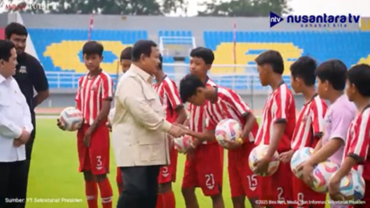 Presiden Prabowo Subianto menyapa dan menyalami para pesepakbola muda usai peresmian 17 stadion standar FIFA di Stadion Gelora Delta Sidoarjo, Jawa Timur